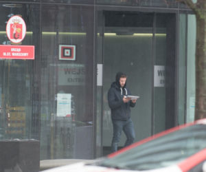 Antek Królikowski z mamą załatwia formalności pogrzebowe