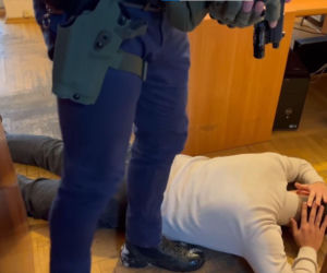 Straż Graniczna weszła jednocześnie do 17 lokali w Pomorskiem, a podczas pościgu ulicami Gdańska padły strzały w opony uciekających aut