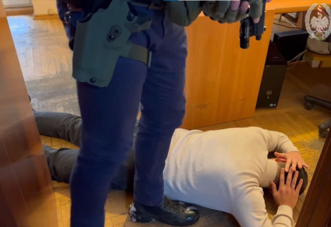 Straż Graniczna weszła jednocześnie do 17 lokali w Pomorskiem, a podczas pościgu ulicami Gdańska padły strzały w opony uciekających aut