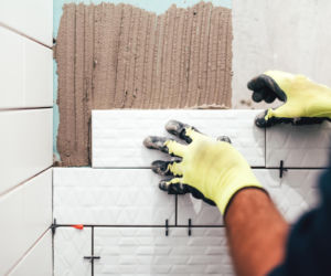 Fachowiec droższy niż materiały? Ceny układania płytek 