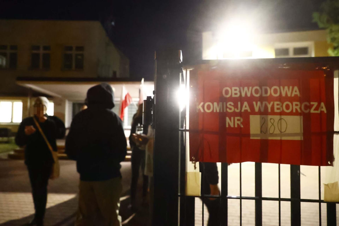 Jest 23, a ludzie wciąż czekają, by zagłosować. Gigantyczna kolejka do lokalu wyborczego w Warszawie
