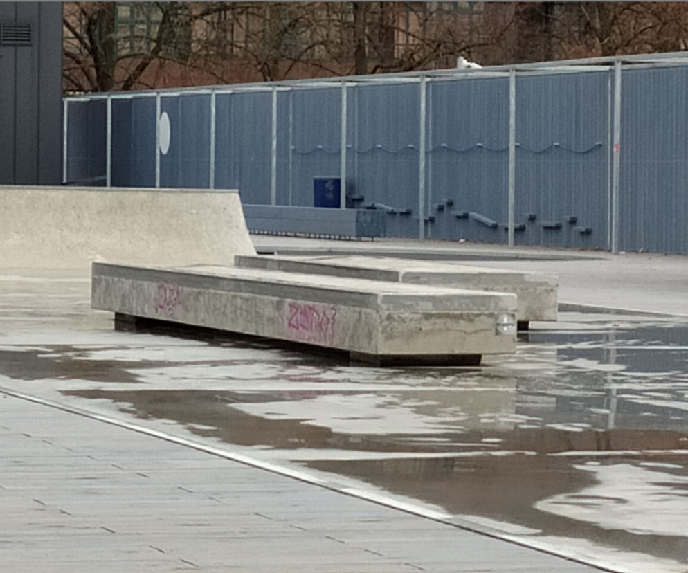 Jeszcze nie otwarty, a już pomazany. Skatepark w centrum Warszawy przyozdobiony graffiti