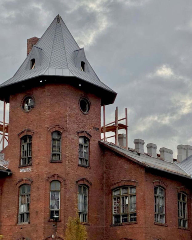 Nowe życie „pałacu satanistów” w Pruszkowie. Zabytek po latach doczekał się zmian