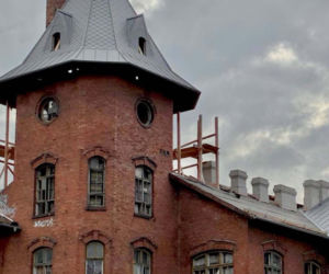 Nowe życie „pałacu satanistów” w Pruszkowie. Zabytek po latach doczekał się zmian