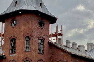Nowe życie „pałacu satanistów” w Pruszkowie. Zabytek po latach doczekał się zmian