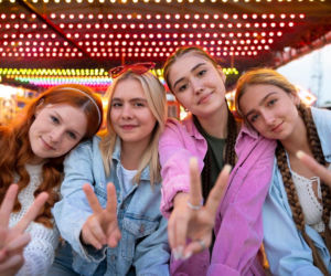 Pierwsza impreza nastolatka. Jak ustalić zasady bezpieczeństwa i nie wyjść na nadopiekuńczego rodzica?