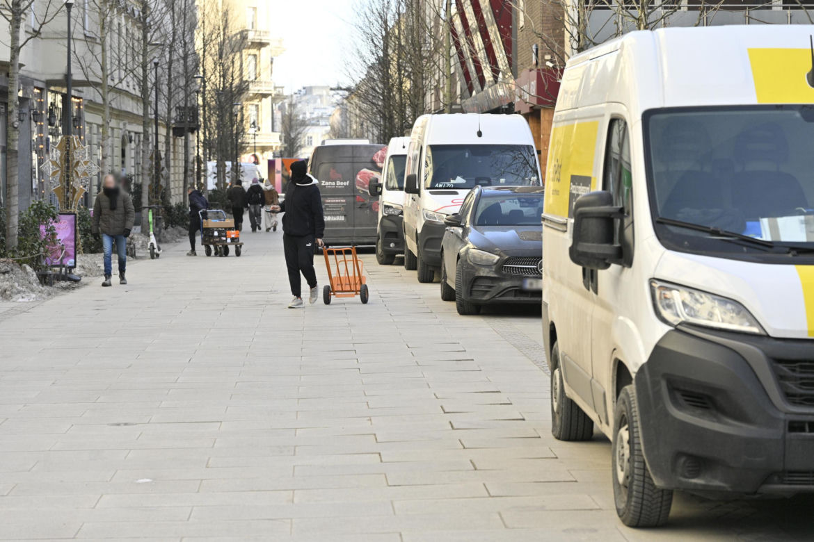 Deptak w centrum Warszawy za miliony w ruinie? Urzędnicy uspokajają, a internauci grzmią!