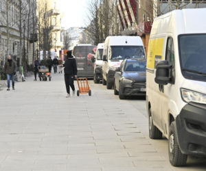 Deptak w centrum Warszawy za miliony w ruinie? Urzędnicy uspokajają, a internauci grzmią!