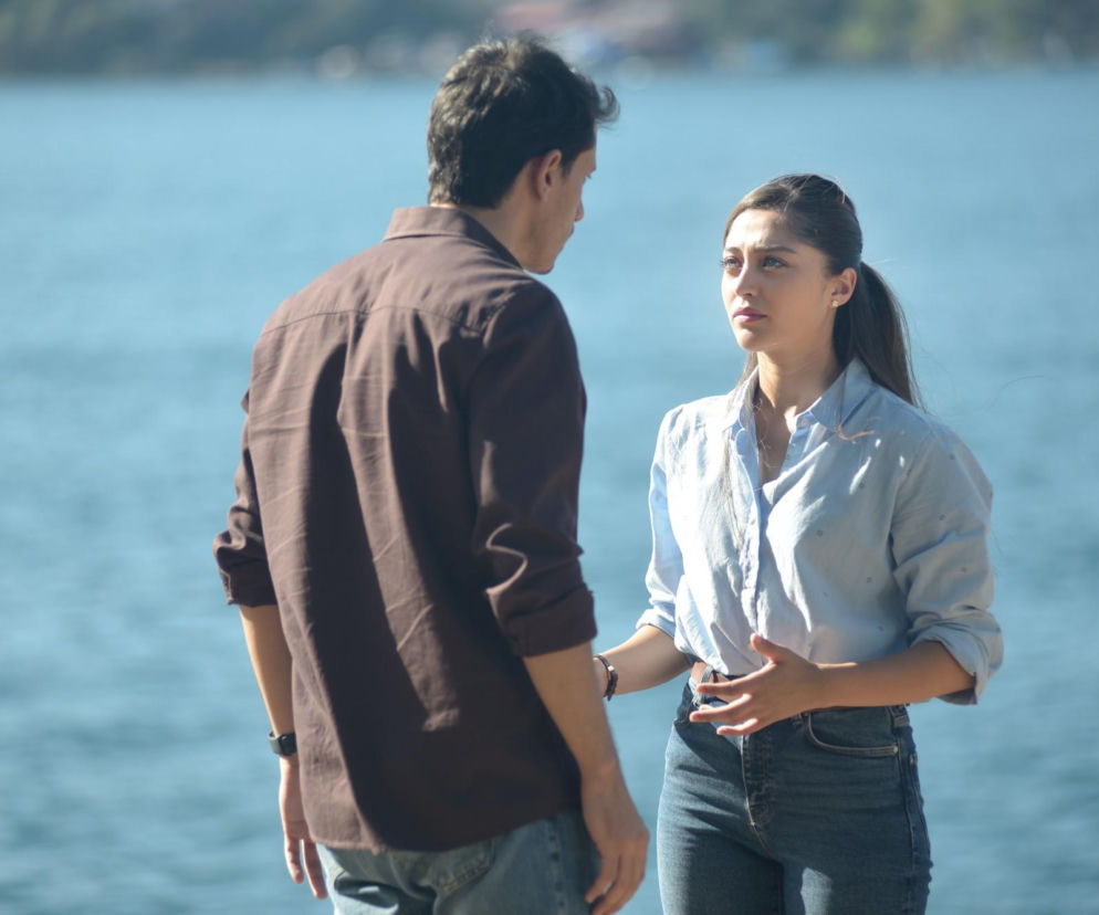 Burak i Yasemin z serialu Splątane losy rozmawiają nad wodą. O ich ukrywanym romansie przeczytasz na Eska.