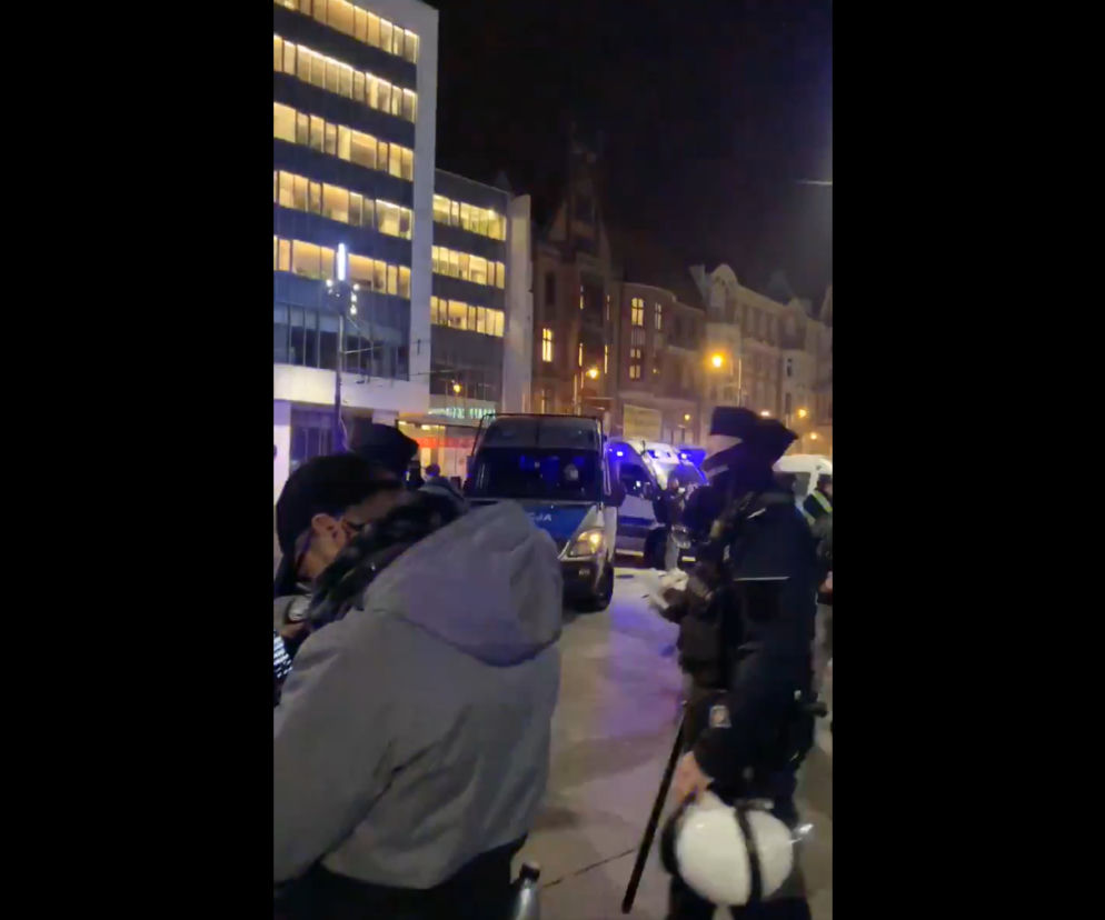 Strajk kobiet w Katowicach. Policja otoczyła uczestników! Co tam się dzieje?!