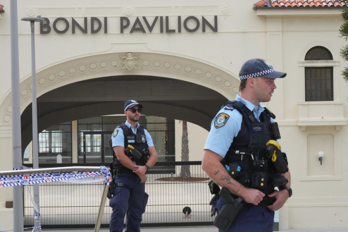 Premier Australii Anthony Albanese zaproponował w poniedziałek zaostrzenie przepisów dotyczących broni palnej po strzelaninie, która miała miejsce w niedzielę na popularnej plaży Bondi w Sydney. Zginęło w niej co najmniej 15 osób.