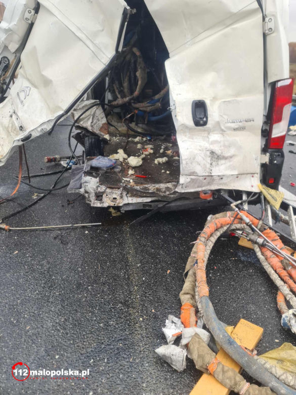 Autostrada A4 w kierunku Rzeszowa zablokowana po kolizji dwóch aut dostawczych