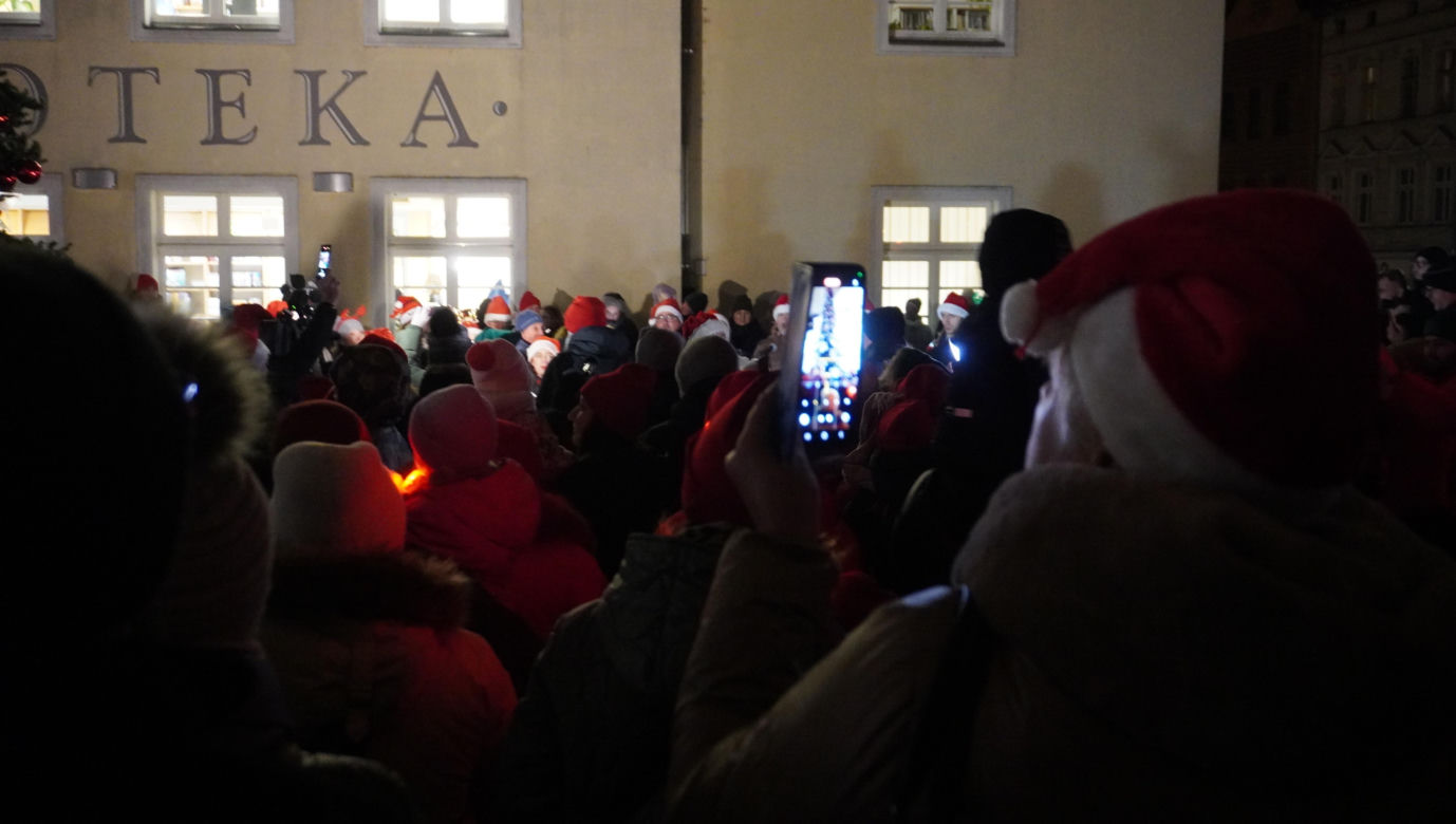 Święta w Olsztynie odpalone! Na Starym Mieście rozbłysła piękna choinka [ZDJĘCIA]