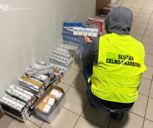 Nielegalne papierosy na targowisku przy przy Dworcu Świebodzkim we Wrocławiu