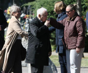 Jarosław Kaczyński na cmentarzu nie był sam. Pewna kobieta nie odstępowała go na krok