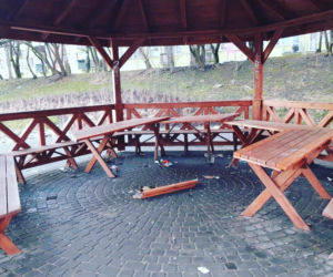 Olsztyn. Wandale dewastują Park Kusocińskiego. Z wiaty niebawem nic nie pozostanie [ZDJĘCIA]