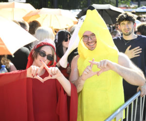 Fani w upale czekają na koncert The Weeknd. Tłumy w Warszawie