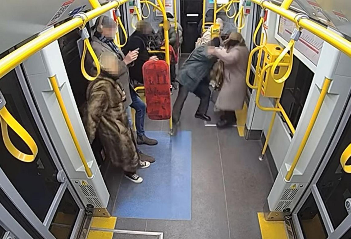 Szokujące sceny z tramwaju w Warszawie. Opublikowano właśnie nagranie. „Trzymaj się mocno”