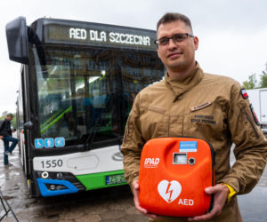AED w komunikacji miejskiej