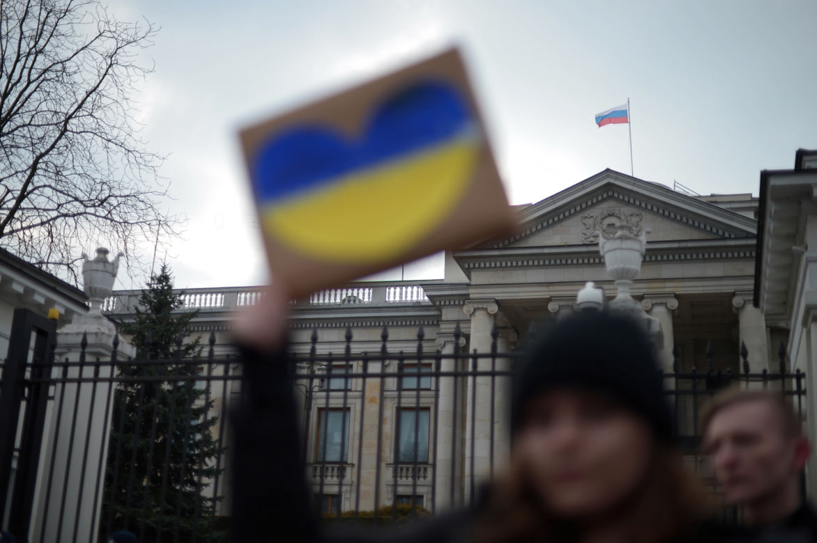 Warszawa solidarna z Ukrainą. Trwa manifestacja "Nigdy więcej wojny"