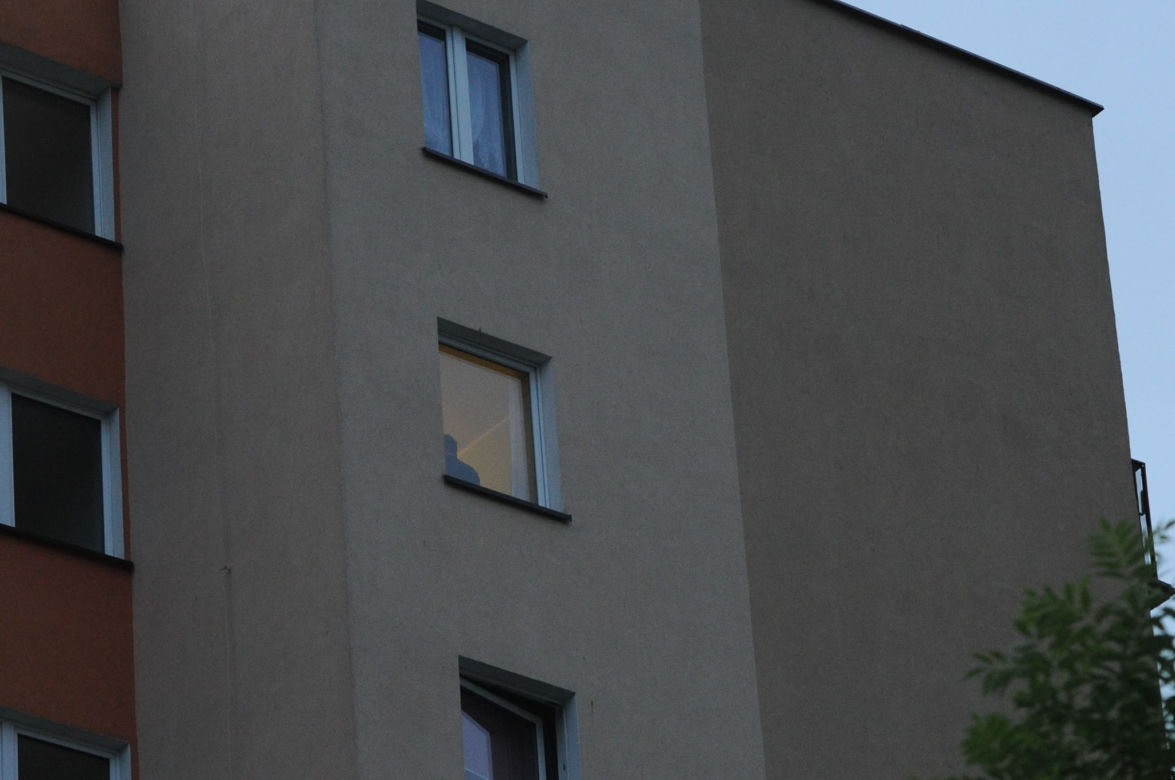 Dwoje dzieci wypadło z okna wieżowca