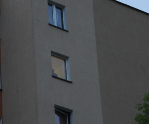 Dwoje dzieci wypadło z okna wieżowca
