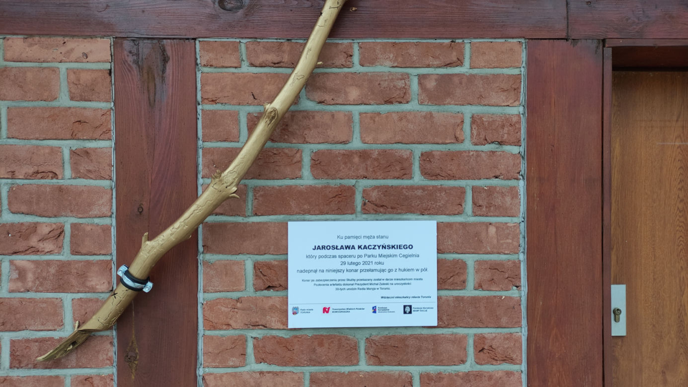 Prześmiewcza tablica pamiątkowa na miejskim szalecie. Ktoś robi sobie żarty z Jarosława Kaczyńskiego i prezydenta Zaleskiego