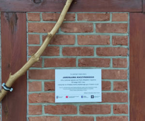 Prześmiewcza tablica pamiątkowa na miejskim szalecie. Ktoś robi sobie żarty z Jarosława Kaczyńskiego i prezydenta Zaleskiego
