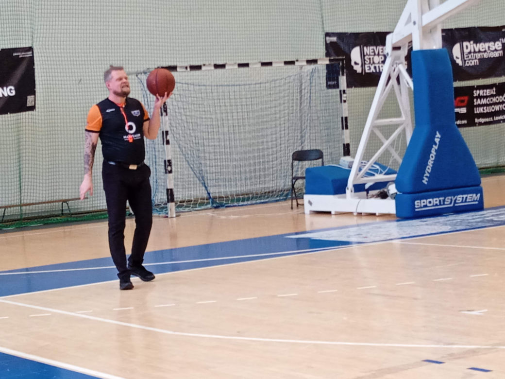 Charytatywna Bitwa Miast Poznań kontra Bydgoszcz. Gwiazdy grały w koszykówkę