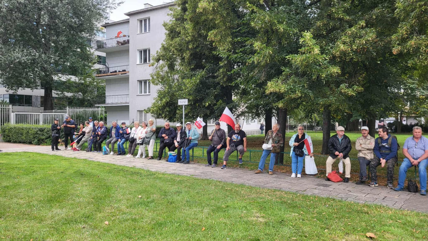 Pod Sejmem gromadzą się ludzie w oczekiwaniu na zaprzysiężenie Karola Nawrockiego 6.08.2025