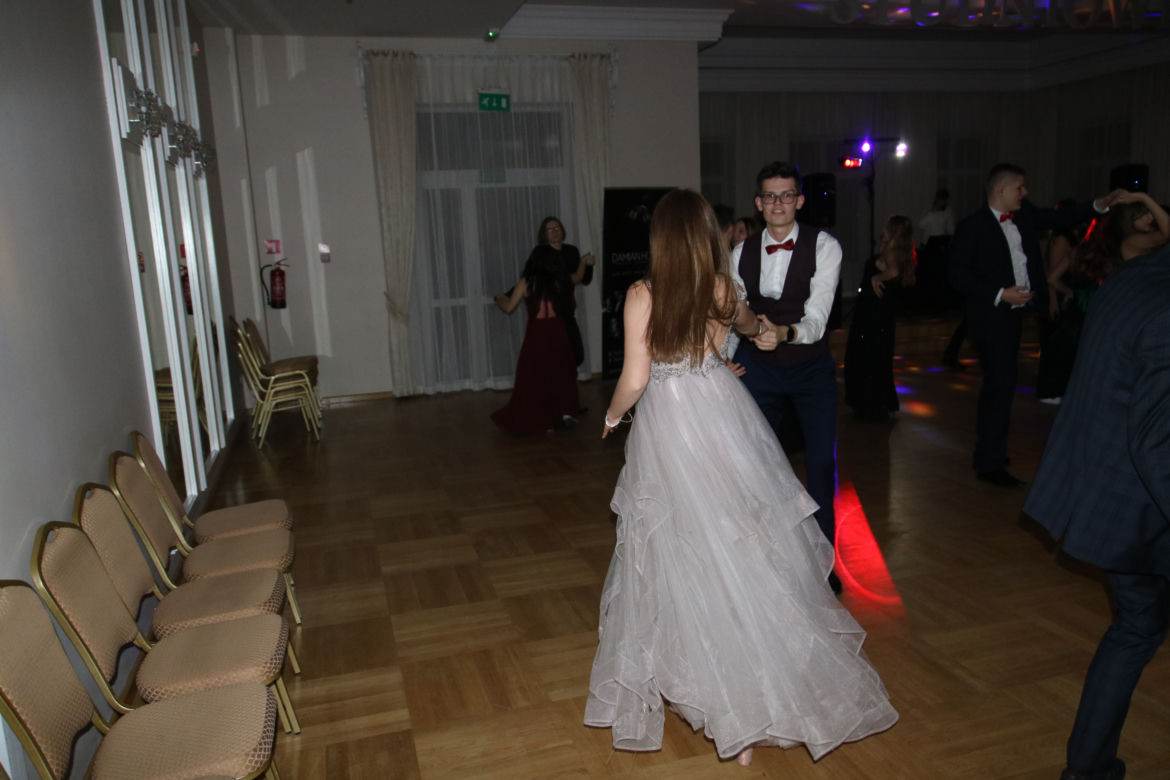 Zabawa studniówkowa Technikum nr 10 w Rzeszowie. Tak bawili się tegoroczni maturzyści [GALERIA]