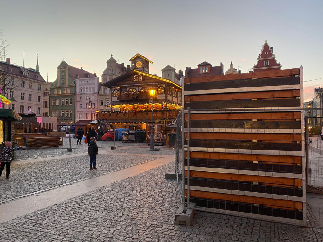 Choinka we Wrocławiu prawie gotowa. Zdania mieszkańców znowu podzielone [ZDJĘCIA]