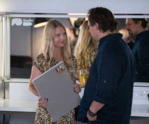 Na Wspólnej odc. 3132. Renata (Marta Jankowska), fotograf Roch (Piotr Łukawski)