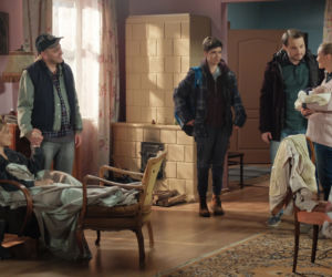 Pierwsza miłość. Emilka (Anna Ilczuk), Szymon Kulas (Marcin Sztabiński), Kulasowa (Monika Fronczek), Bartek (Rafał Kwietniewski), Mirek (Maurycy Torbicz)