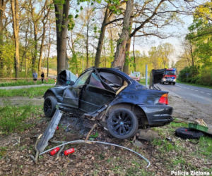 BMW owinęło się wokół drzewa. Koszmarny wypadek w Zielonej Górze