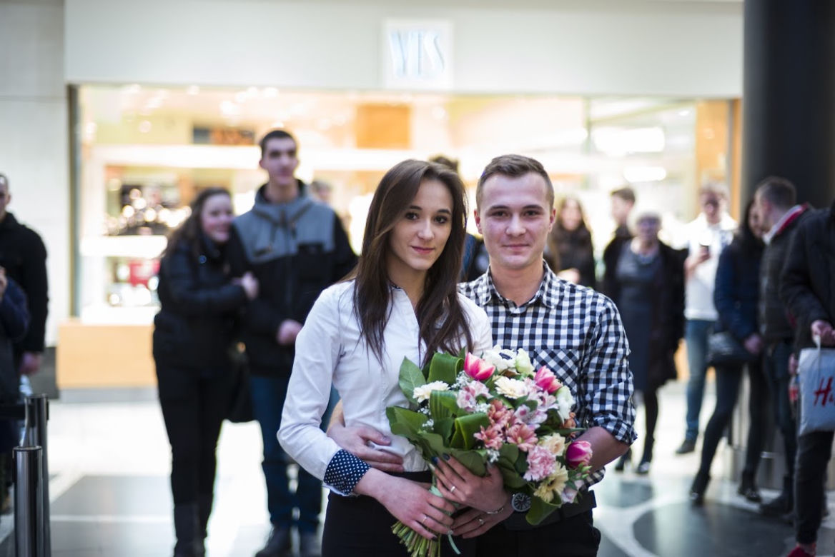 Kraków: Potrójne oświadczyny w... galerii handlowej!