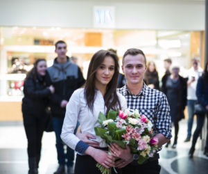 Kraków: Potrójne oświadczyny w... galerii handlowej!