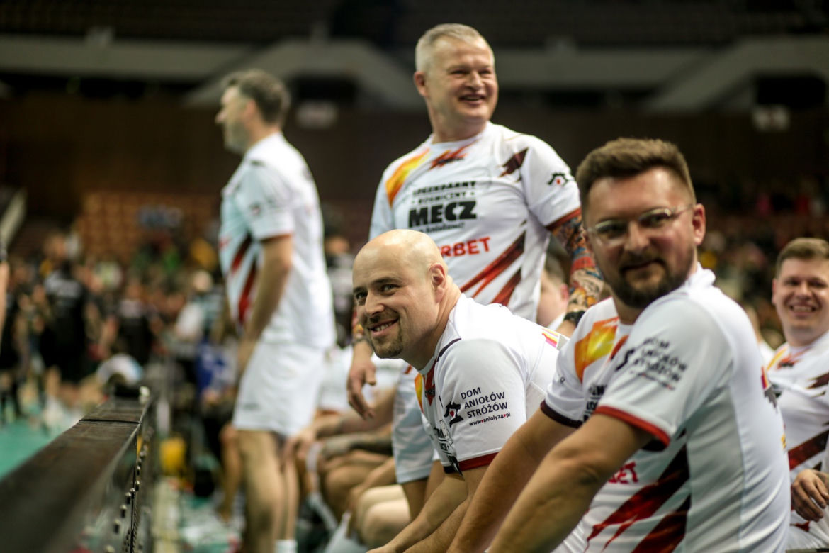 Legendarny Kosmiczny Mecz z Aniołami w Spodku: Gwiazdy zagrały dla Domu Aniołów Stróżów 
