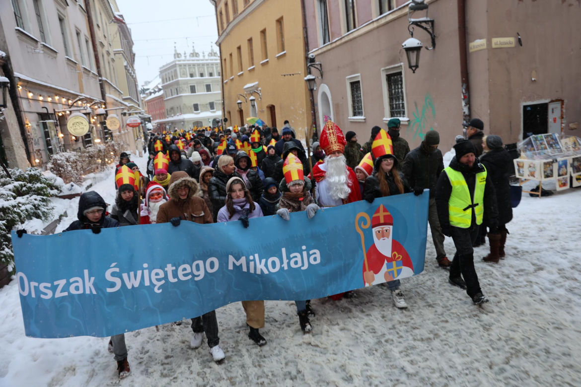 Orszak Świętego Mikołaja 2023 przeszedł przez Lublin. Było śnieżnie i radośnie! 