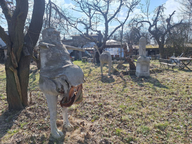 Surrealistyczne rzeźby zdobią ogród. Budzą niepokój i ciekawość