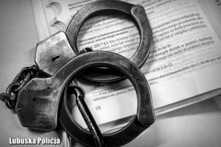 Poszukiwani mężczyźni próbowali przekupić policjantów. Konsekwencje mogą być poważne