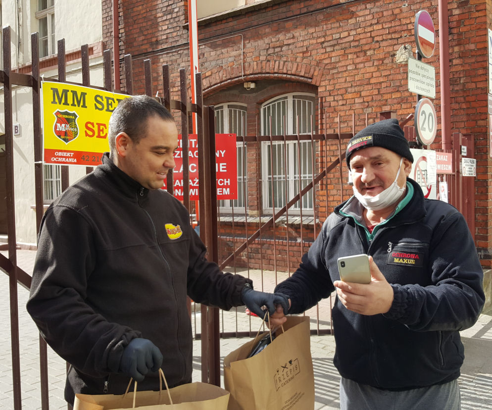 Dowożą jedzenie lekarzom i pielęgniarkom
