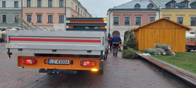 Bajkowa instalacja przed zamojski ratuszem