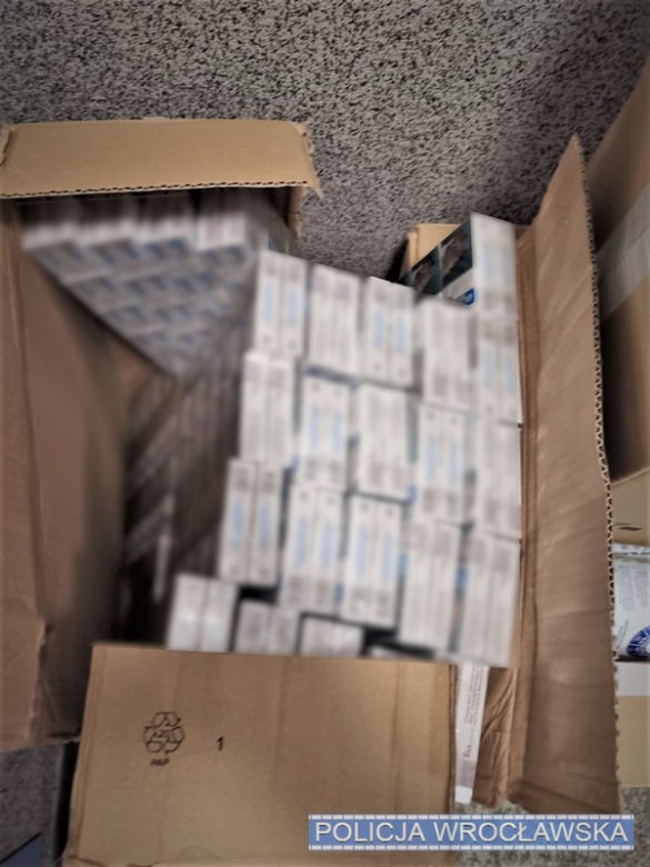 Pijany kierowca wiózł prawie pół miliona nielegalnych papierosów