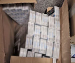 Pijany kierowca wiózł prawie pół miliona nielegalnych papierosów