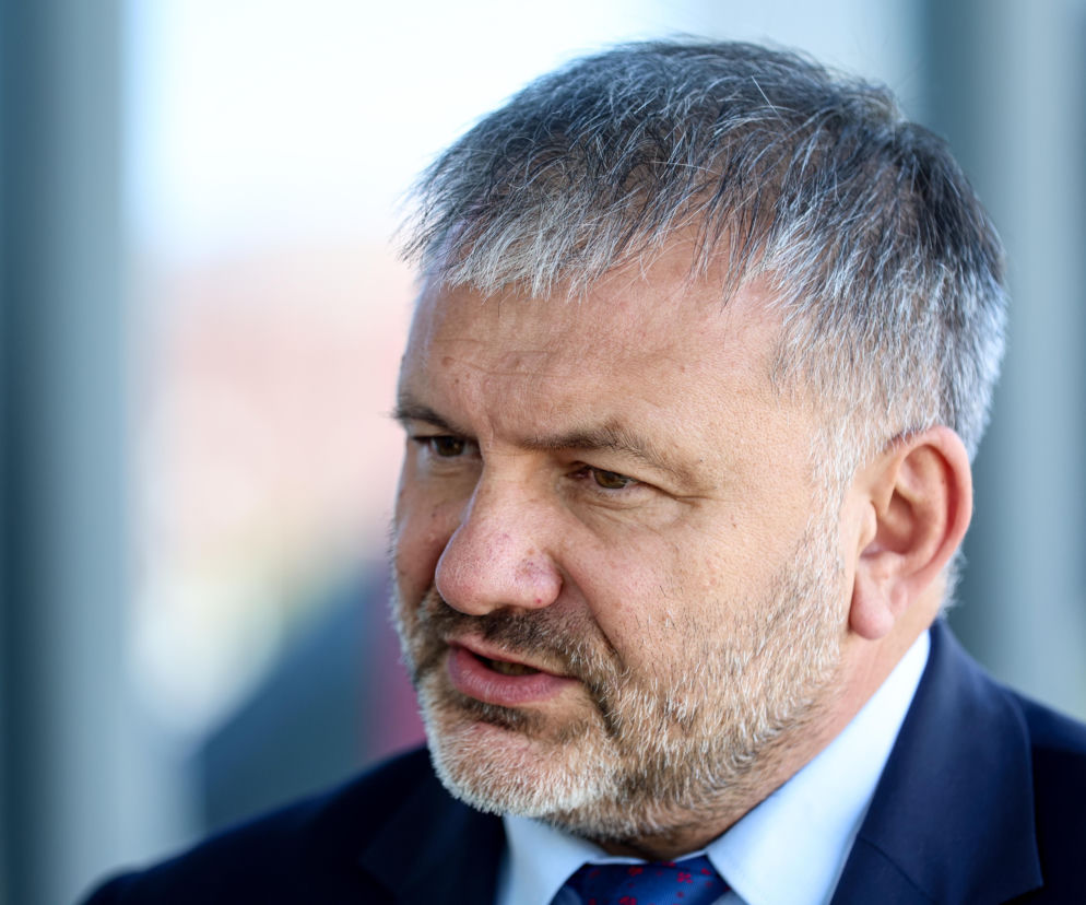 Portret ministra sprawiedliwości Waldemara Żurka. O decyzji sądu w sprawie Romana Ż. przeczytasz na Eska.