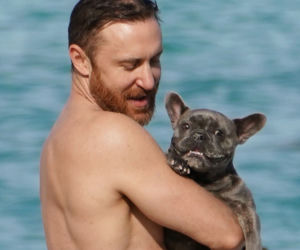 David Guetta z psem na plaży w Miami