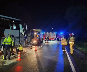 Potężny wyciek po wypadku w Witowicach Górnych. 700 litrów oleju na drodze