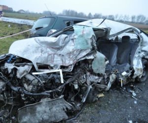 Straszny wypadek na Lubelszczyźnie! Auto zostało zmiażdżone