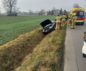 Samochód wpadł do rowu. Wypadek w miejscowości Niwki